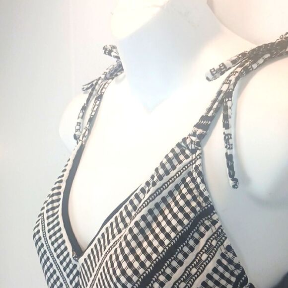 Robin Picone Avery black/ white with crochet details one piece swimsuit size 6 - Picture 3 of 12